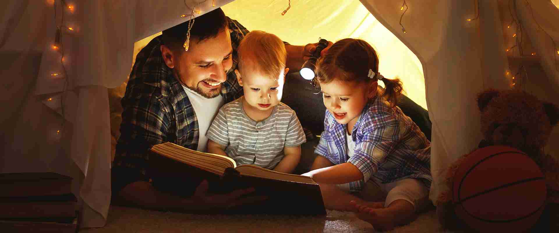 Le carezze della sera: mamme e papà raccontano la bellezza della genitorialità